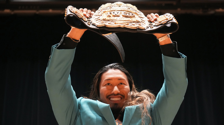 Yota Tsuji holds up the IWGP Heavyweight Championship