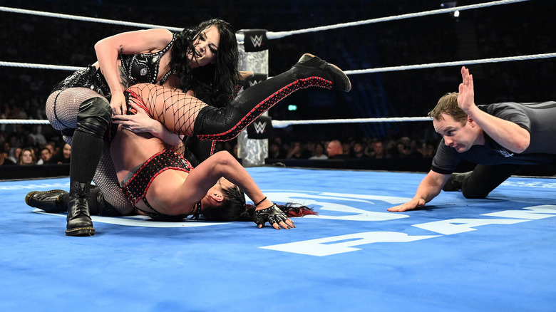 Paige rolls up Jacy Jayne for the pin on "WWE SmackDown"