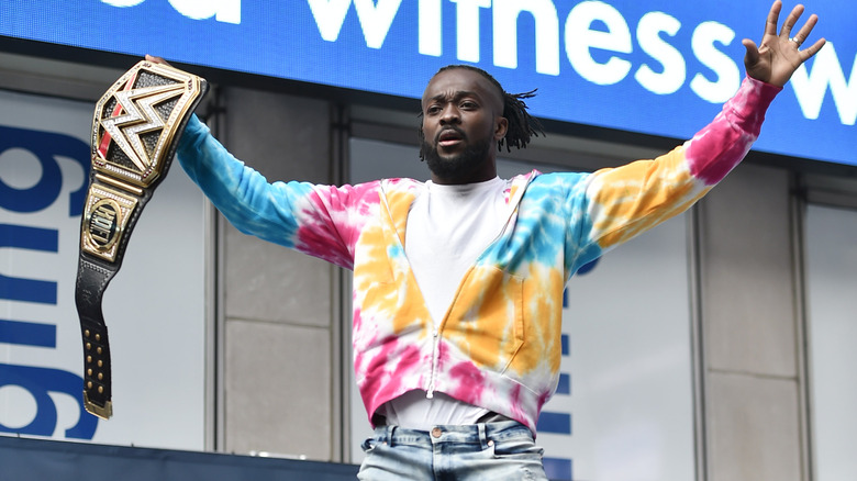 Kofi Kingston holds up the WWE Title