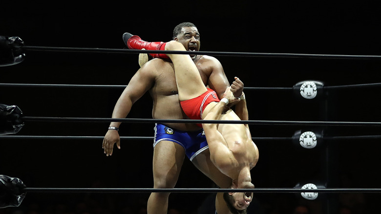 Keith Lee screams while in a Zach Sabre Jr armbar