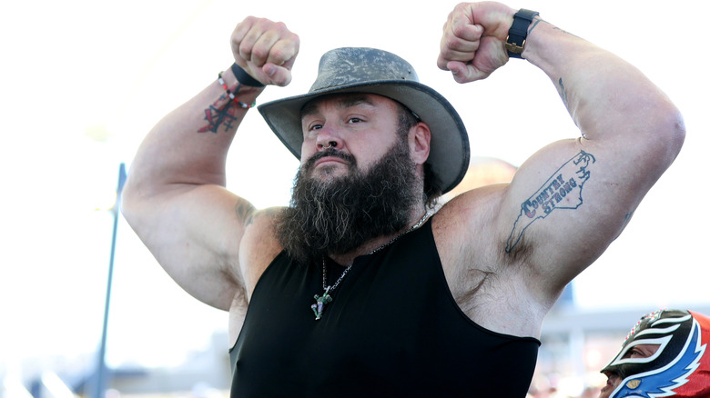 Braun Strowman flexing