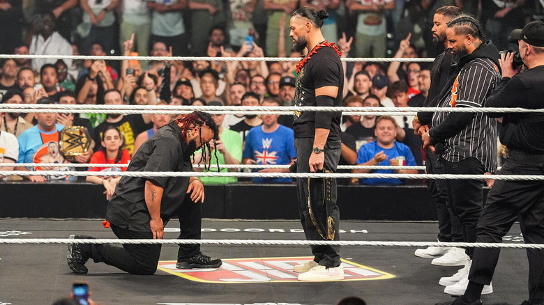 Jacob Fatu kneels before Roman Reigns while the Usos look on on "WWE Raw"