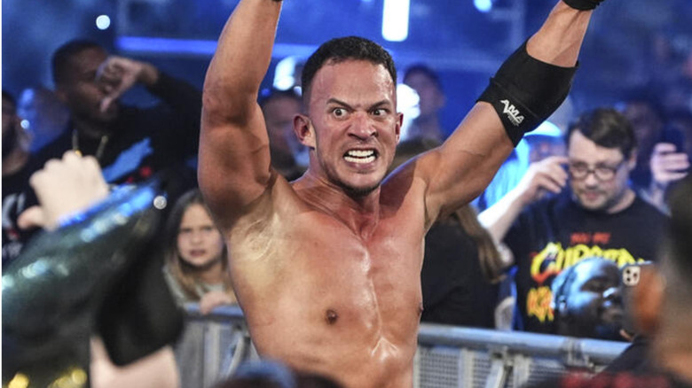 Ricky Saints raising his arms