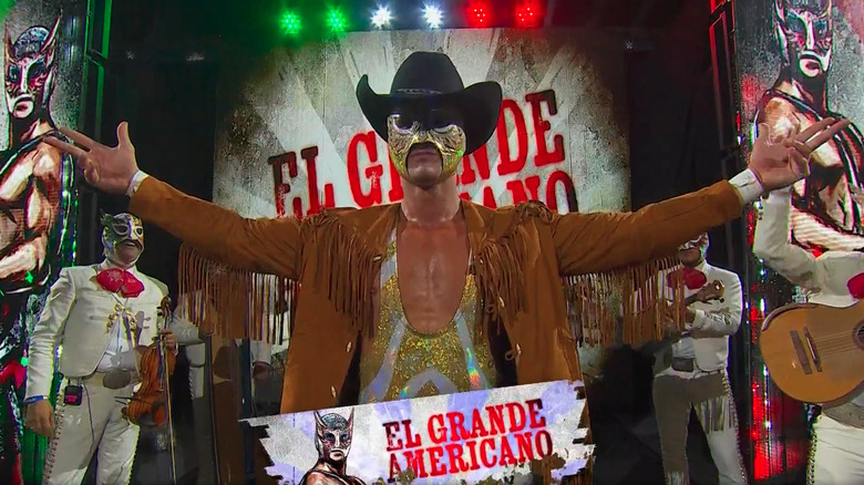 El Grande Americano poses during his entrance at AAA Noche de los Grandes